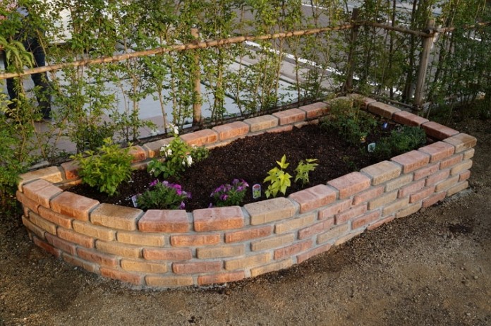 diy-make-a-flower-bed-with-bricks-curved 【DIY】レンガでカーブデザインを取り入れた花壇作りに挑戦!